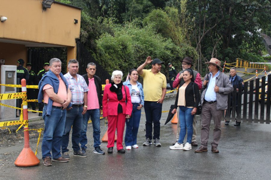 Cafeteros y el dirigente de Dignidad Agropecuaria, Óscar Gutiérrez, protestaron a la entrada del Recinto del Pensamiento. Cafeteros y el dirigente de Dignidad Agropecuaria, Óscar Gutiérrez, protestaron a la entrada del Recinto del Pensamiento.