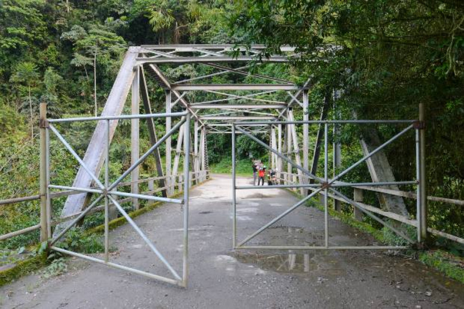 En Puente Linda, límite Antioquia-Caldas se instaló una puerta para evitar contagios durante la covid. La puerta se conserva. En Puente Linda, límite Antioquia-Caldas se instaló una puerta para evitar contagios durante la covid. La puerta se conserva.