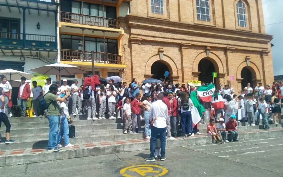 La manifestación la realizaron en la Plaza San Sebastián. La manifestación la realizaron en la Plaza San Sebastián.