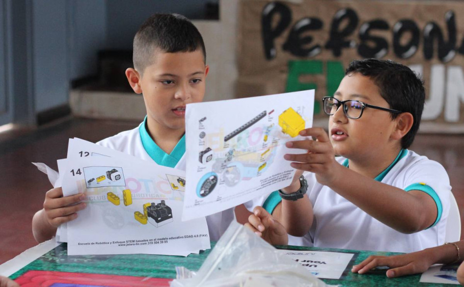 El grupo de estudiantes seleccionados para viajar a Panamá se reúne los sábados para practicar su misión El grupo de estudiantes seleccionados para viajar a Panamá se reúne los sábados para practicar su misión