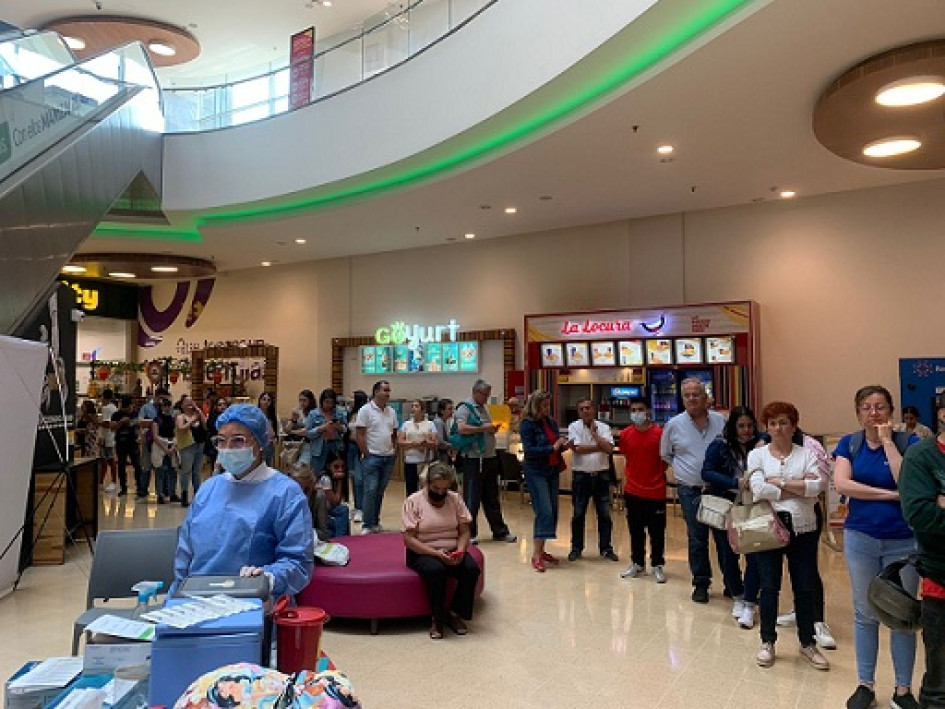 En jornada de vacunación contra la Influenza en el centro comercial Mall Plaza con apoyo de la Alcaldía de Manizales, solo había una enfermera vacunando. En jornada de vacunación contra la Influenza en el centro comercial Mall Plaza con apoyo de la Alcaldía de Manizales, solo había una enfermera vacunando.