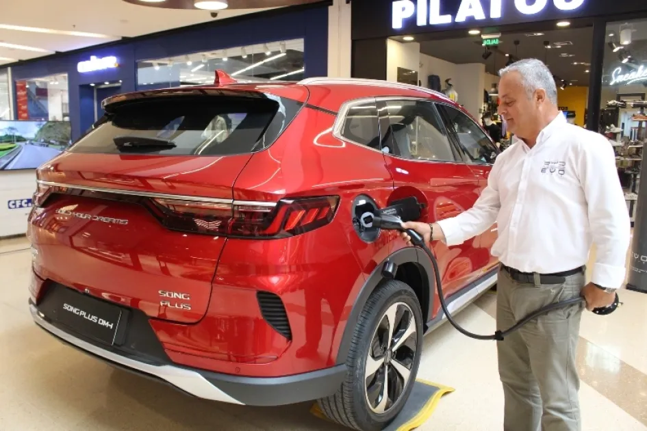 Esta es la camioneta BYD Song Plus DM-i. El asesor Rodrigo Betancur muestra la parte trasera derecha en donde se conecta la manguera, que está incluida en la compra del carro, para recargar el motor eléctrico. Esta es la camioneta BYD Song Plus DM-i. En la parte trasera derecha se conecta la manguera, que está incluida en la compra del carro, para recargar el motor eléctrico.