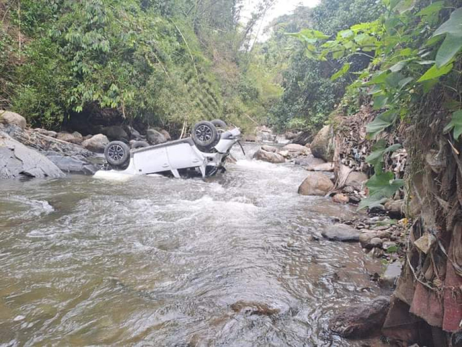 El vehículo particular terminó, con las llantas para arriba, en las aguas de la quebrada Pantanillo. El vehículo particular terminó, con las llantas para arriba, en las aguas de la quebrada Pantanillo.
