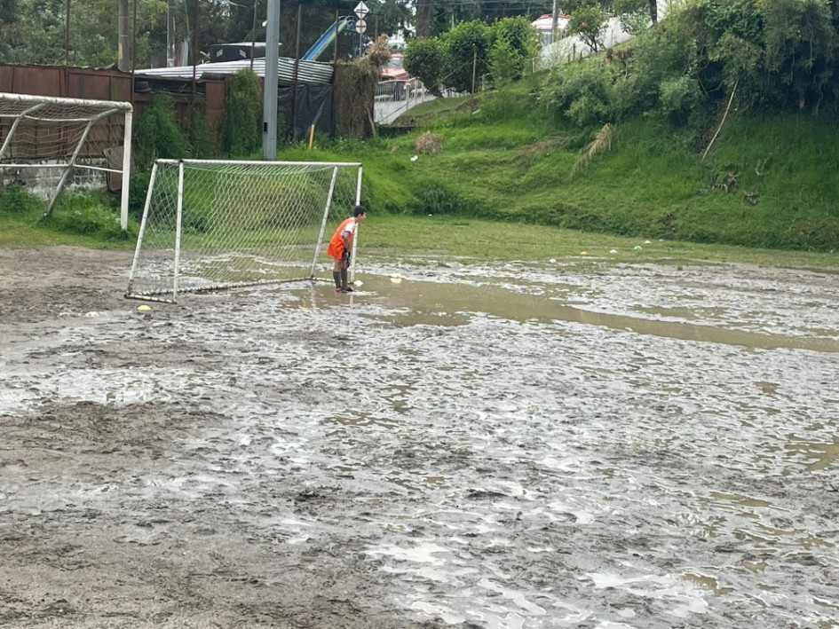 Foto|Cortesía|Q'HUBO Afectados aseguran: "No pedimos volver la cancha sintética, ni que inviertan un dineral, solo pedimos mantenimiento”. Foto|Cortesía|Q'HUBO Afectados aseguran: "No pedimos volver la cancha sintética, ni que inviertan un dineral, solo pedimos mantenimiento”.