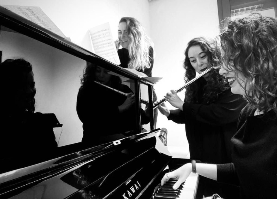 Sakira Ventura (centro) toca la flauta traversa en un concierto didáctico sobre compositoras en España, acompañada de otras músicas. Foto l Cortesía l La Patria Sakira Ventura (centro) toca la flauta traversa en un concierto didáctico sobre compositoras en España, acompañada de otras músicas. Foto l Cortesía l La Patria