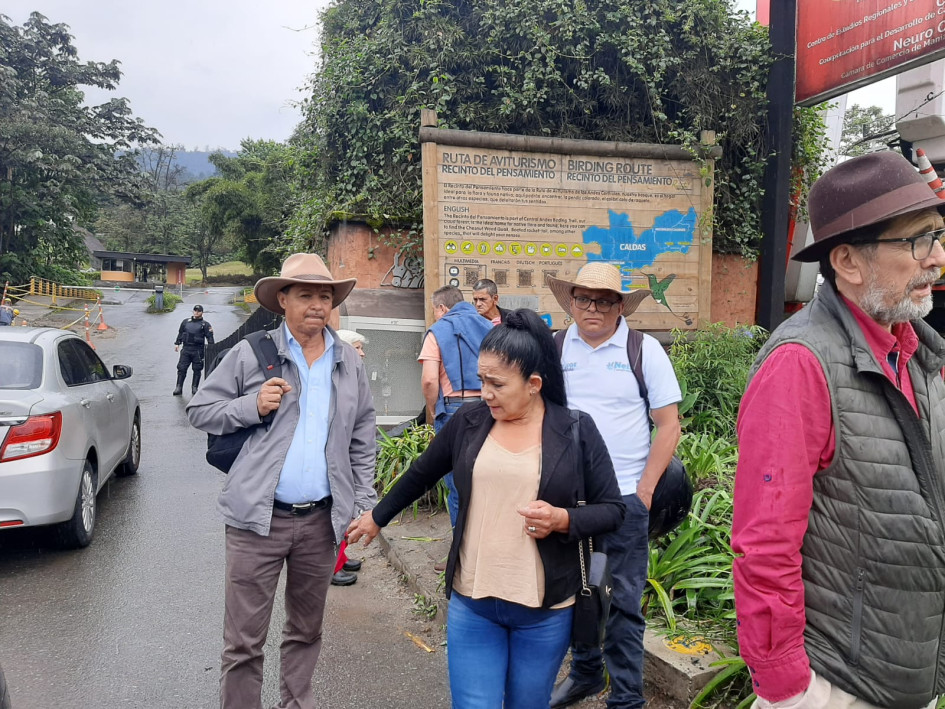 Los manifestantes se concentraron en la entrada del Recinto del Pensamiento. Los manifestantes se concentraron en la entrada del Recinto del Pensamiento.