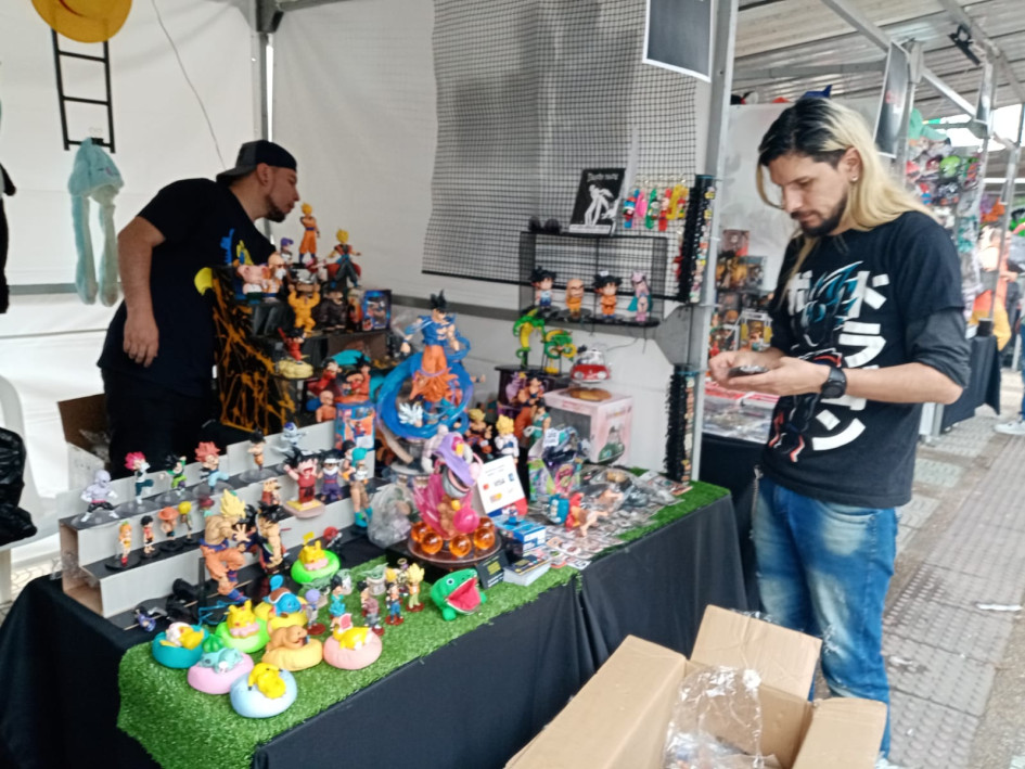 El Festival de Cómics del Eje Cafetero reúne por tres días y hasta este domingo a expositores de todo el país. Venden muñequitos de series animadas y exponen autos de series de televisión populares. El Festival de Cómics del Eje Cafetero reúne por tres días y hasta este domingo a expositores de todo el país. Venden muñequitos de series animadas y exponen autos de series de televisión populares.