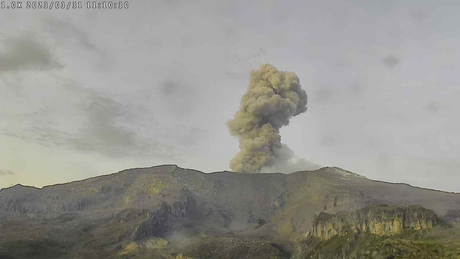 Así luce la columna de ceniza de este viernes. Imagen capturada desde la cámara del SGC en el sector Piraña - Azufrado. Así luce la columna de ceniza de este viernes. Imagen capturada desde la cámara del SGC en el sector Piraña - Azufrado.