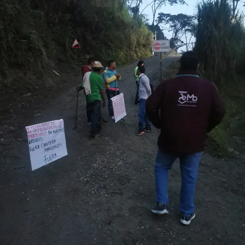 Manifestación en Manizales manifestantes a la entrada de cantera de Manizales