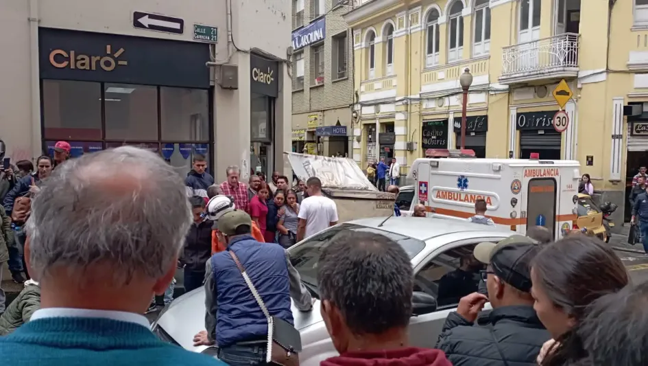 El sitio del accidente, una cuadra adelante de la Plaza de Bolívar. El sitio del accidente, una cuadra adelante de la Plaza de Bolívar.