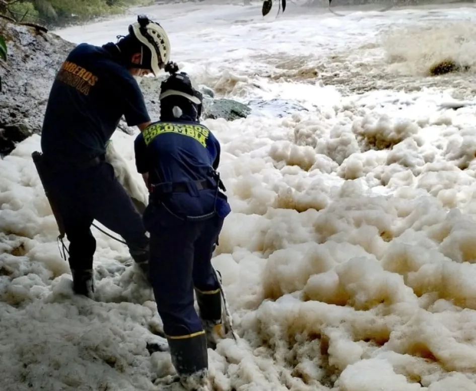 Bomberos de Chinchiná en la recuperación del cuerpo. Bomberos de Chinchiná en la recuperación del cuerpo.