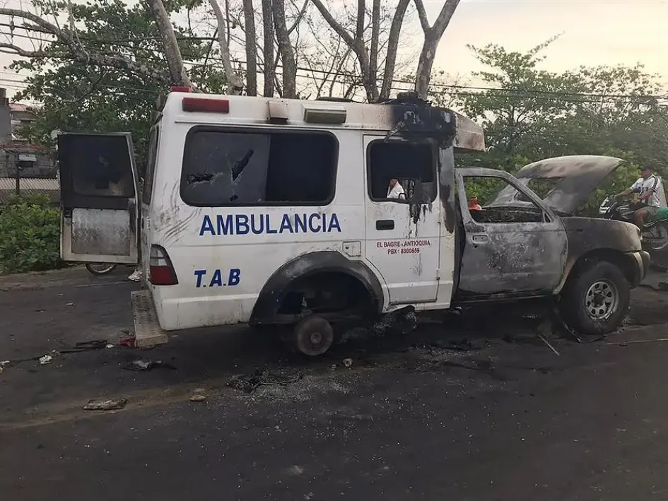 Ambulancia quemada anoche en la vía que comunica a los municipios de Caucasia y El Bagre, en el Bajo Cauca antioqueño. Ambulancia quemada anoche en la vía que comunica a los municipios de Caucasia y El Bagre, en el Bajo Cauca antioqueño.