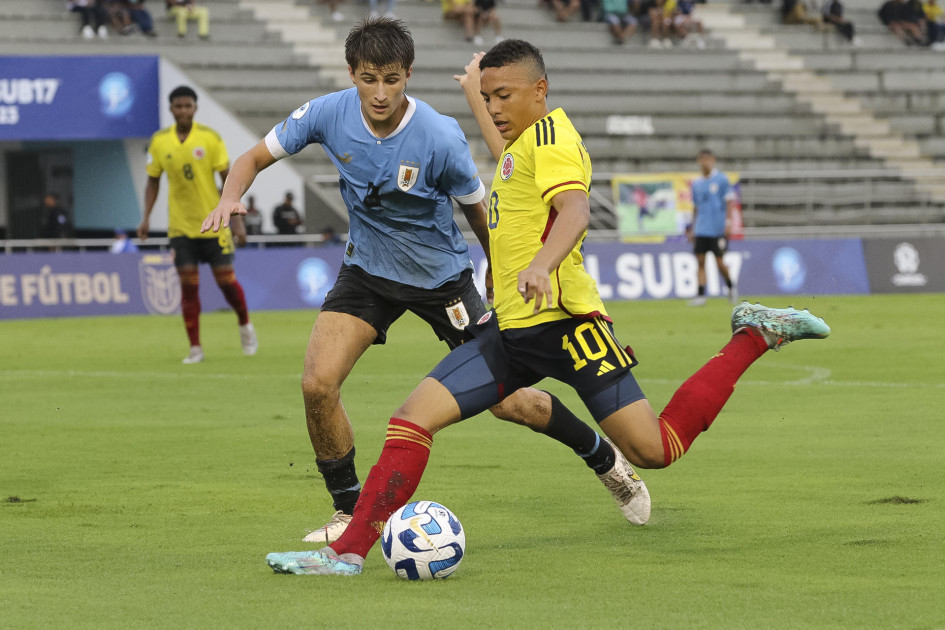 El colombiano Jordan Barrera (derecha) disputa el balón con el charrúa Felipe Ferres. El colombiano Jordan Barrera (derecha) disputa el balón con el charrúa Felipe Ferres.