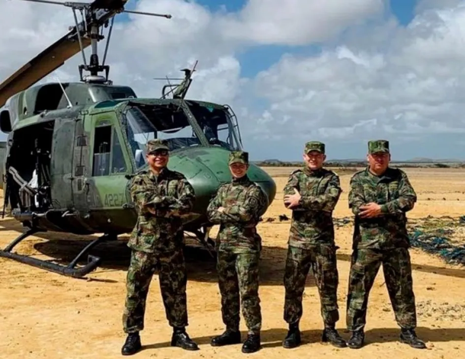 Fotografía cedida por la oficina de comunicaciones del Ejército de Colombia de la tripulación y el helicóptero que se desplomó hoy, en un barrio de la ciudad de Quibdó. Fotografía cedida por la oficina de comunicaciones del Ejército de Colombia de la tripulación y el helicóptero que se desplomó hoy, en un barrio de la ciudad de Quibdó.