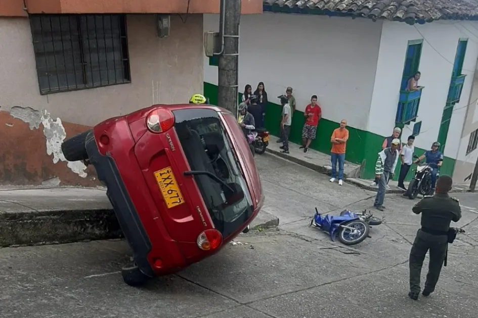 El poste detuvo el carro en la calle Quinta de Pensilvania. El poste detuvo el carro en la calle Quinta de Pensilvania.