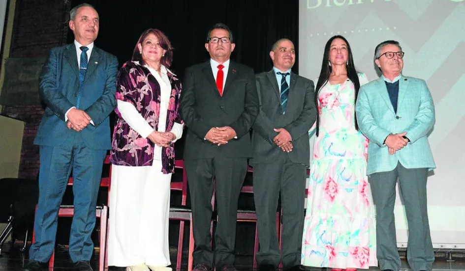 Los decanos, junto al rector Fabio Arias, durante el acto de posesión. Los decanos, junto al rector Fabio Arias, durante el acto de posesión.