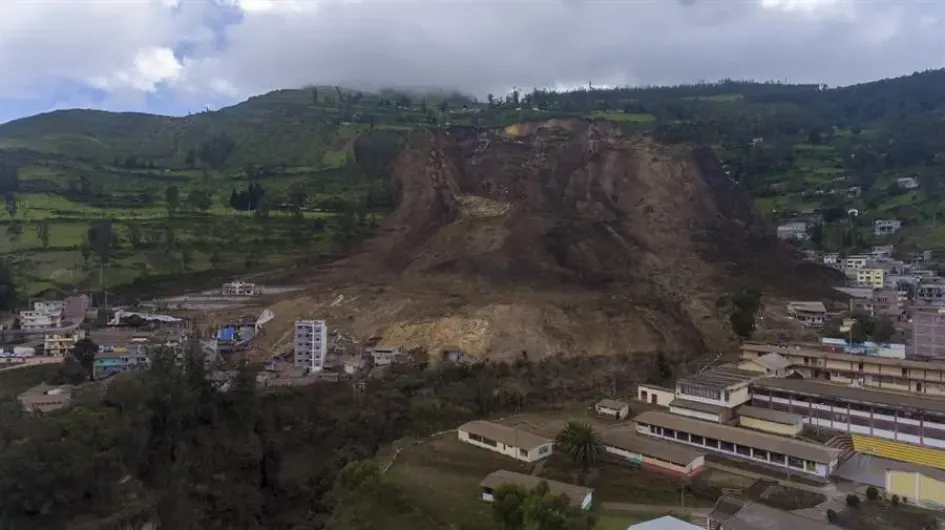 Deslizamiento en Alausí (Ecuador). Fotografía aérea muestra hoy una vista general de la destrucción causada por un deslizamiento de tierra, en Alausí (Ecuador).