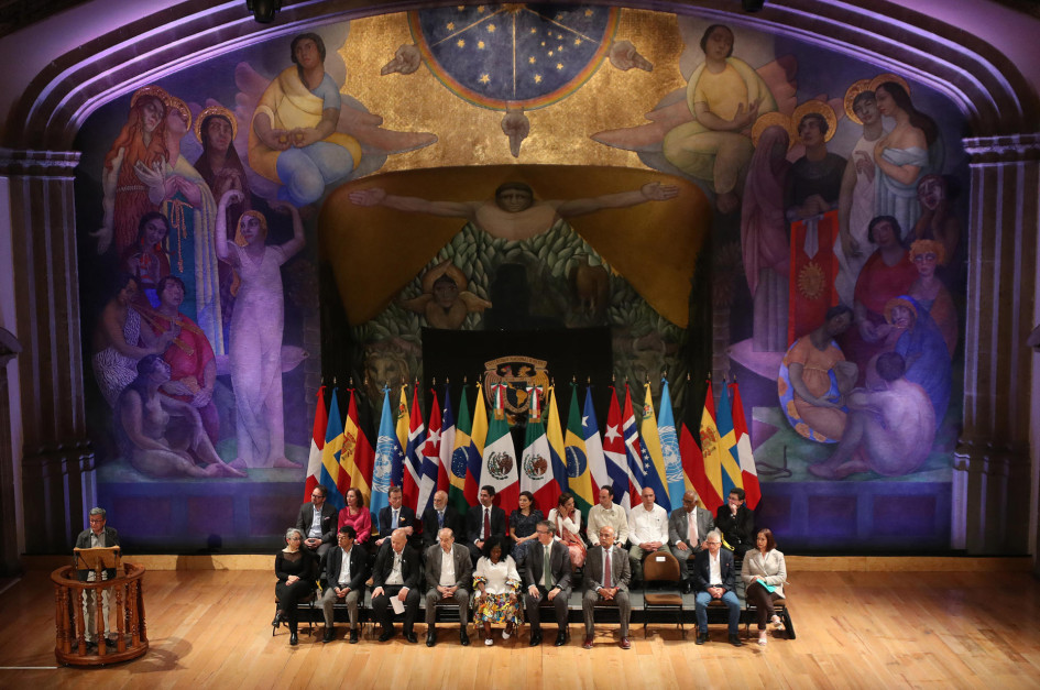 Los integrantes de la segunda fase de la Mesa de Diálogos de Paz entre el Gobierno de Colombia y el Eln escuchan al jefe negociador de esta organizació, 'Pablo Beltrán' (izquierda), este viernes, en Ciudad de México (México). Los integrantes de la segunda fase de la Mesa de Diálogos de Paz entre el Gobierno de Colombia y el Eln escuchan al jefe negociador de esta organizació, 'Pablo Beltrán' (izquierda), este viernes, en Ciudad de México (México).