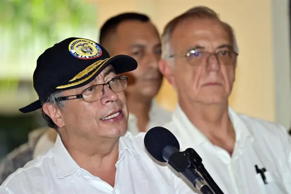 Gustavo Petro y Iván Velásquez El presidente, Gustavo Petro; y el ministro de Defensa, Iván Velásquez, durante una declaración luego del Consejo de Seguridad este lunes en Caucasia.