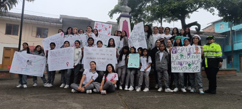 Las alumnas del colegio Mariscal Robledo se manifestaron en el parque principal del corregimiento. Las alumnas del colegio Mariscal Robledo se manifestaron en el parque principal del corregimiento.