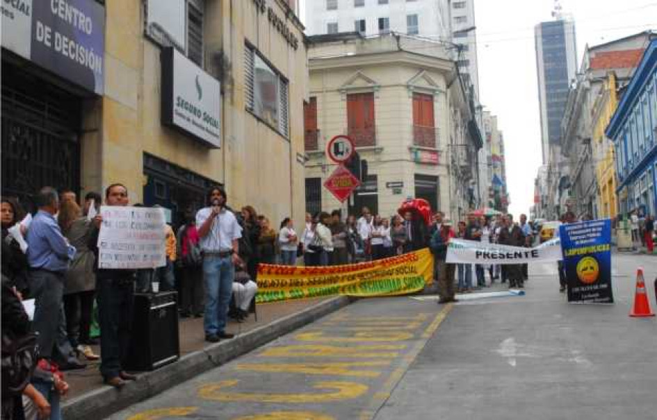 Protesta de extrabajadores del Seguro Social.