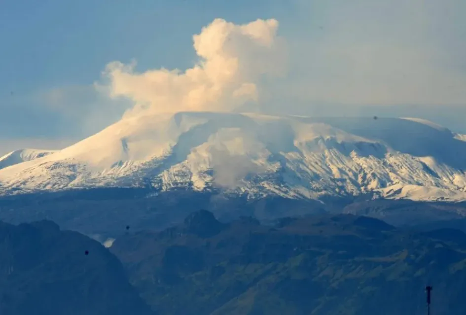 Volcán Nevado del Ruiz Volcán Nevado del Ruiz desde Manizales.