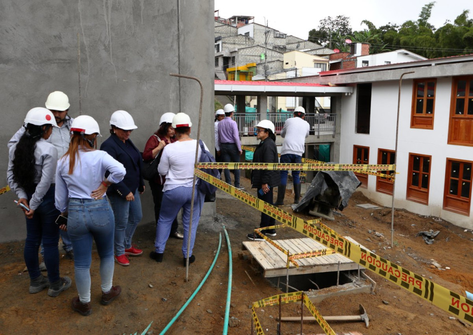 Funcionarios públicos, ingenieros y representantes estudiantiles se reunieron en la obra. Funcionarios públicos, ingenieros y representantes estudiantiles se reunieron en la obra.