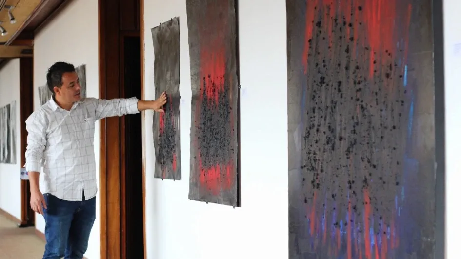 Carlos Fierro Quintero explicando su obra Intersticios de la Memoria: actos des-violencia, Carlos Fierro Quintero