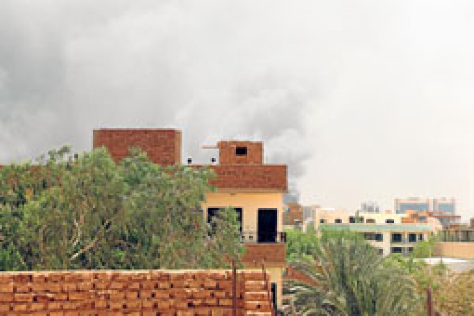 El humo se eleva por encima de los edificios en Jartum, Sudán. Se registraron disparos y explosiones, después de estallar una lucha de poder entre el ejército liderado por el general en jefe Abdel Fattah al-Burhan y los paramilitares de las Fuerzas de Apoyo Rápido, dirigidas por el general Mohamed Hamdan Dagalo. El humo se eleva por encima de los edificios en Jartum, Sudán. Se registraron disparos y explosiones, después de estallar una lucha de poder entre el ejército liderado por el general en jefe Abdel Fattah al-Burhan y los paramilitares de las Fuerzas de Apoyo Rápido, dirigidas por el general Mohamed Hamdan Dagalo.