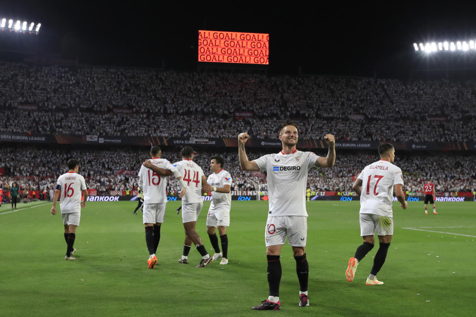 Ivan Rakitic, centrocampista croata del Sevilla (segundo a la derecha), celebra el segundo gol de su equipo esta tarde contra el Manchester United, ante un estadio Ramón Sánchez-Pizjuán abarrotado de hinchas. En semifinales, el conjunto andaluz se verá las caras con la Juventus. Ivan Rakitic, centrocampista croata del Sevilla (segundo a la derecha), celebra el segundo gol de su equipo esta tarde contra el Manchester United, ante un estadio Ramón Sánchez-Pizjuán abarrotado de hinchas. En semifinales, el conjunto andaluz se verá las caras con la Juventus.
