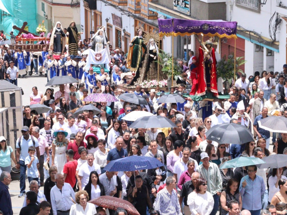 El paso de la imágenes del viacrucis estuvo acompañado por la devoción de los aguadeños. El paso de la imágenes del viacrucis estuvo acompañado por la devoción de los aguadeños.