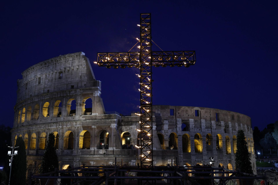 Una vista general del viacrucis, la procesión de antorchas del 'Camino de la Cruz', el Viernes Santo frente al emblemático Coliseo en Roma, Italia. Una vista general del viacrucis, la procesión de antorchas del 'Camino de la Cruz', el Viernes Santo frente al emblemático Coliseo en Roma, Italia.
