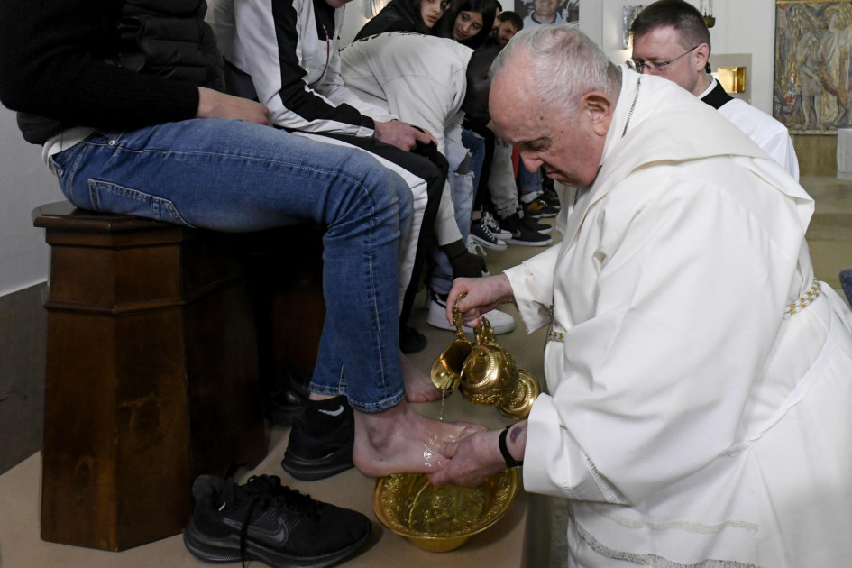 Una imagen proporcionada por los medios del Vaticano muestra al Papa Francisco realizando el rito del lavatorio de los pies el Jueves Santo en Roma, Italia Una imagen proporcionada por los medios del Vaticano muestra al Papa Francisco realizando el rito del lavatorio de los pies el Jueves Santo en Roma, Italia