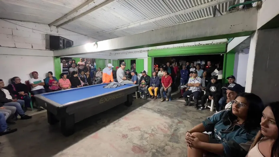 Reunión con la comunidad sobre el proyecto de gas domiciliario en el campo. Reunión con la comunidad sobre el proyecto de gas domiciliario en el campo.