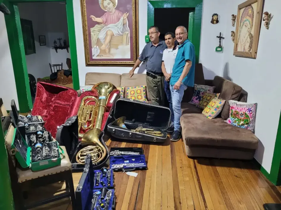 La Fundación Hope recibe instrumentos musicales, así sean defectuosos, y los mejora o aprovecha sus partes para favorecer a niños y bandas musicales. La Fundación Hope recibe instrumentos musicales, así sean defectuosos, y los mejora o aprovecha sus partes para favorecer a niños y bandas musicales.