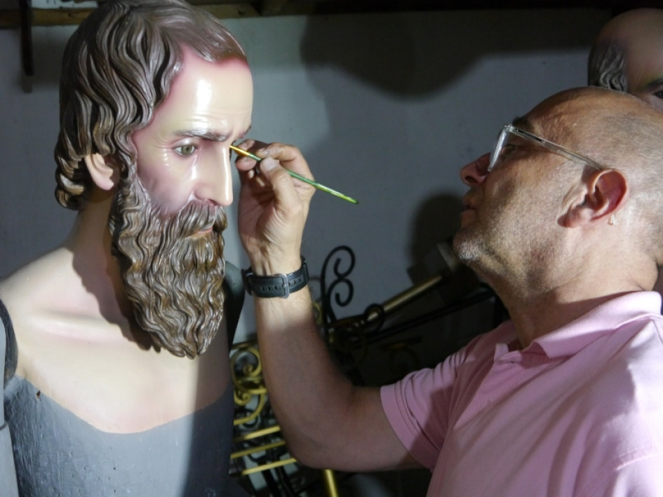 El sacristán Horacio Carvajal es quien retoca las nueve imágenes de la Semana Santa. Son tallas en madera del artista antioqueño Eladio Montoya. El sacristán Horacio Carvajal es quien retoca las nueve imágenes de la Semana Santa. Son tallas en madera del artista antioqueño Eladio Montoya.