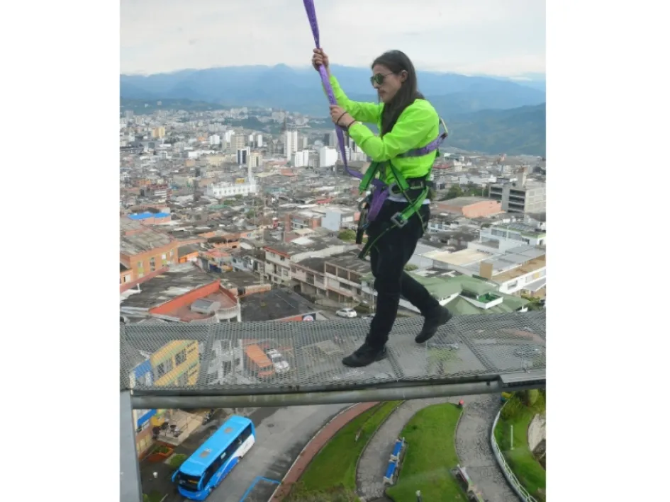 Edwin Steven Grajales Henao, operario de las atracciones extremas, mientras camina por el skywalk cuenta: “Soy el encargado de velar de que las normas técnicas de seguridad se cumplan. Se usa un arnés integral, mosquetones y dos líneas de vida. El usuario está completamente asegurado, los operarios tienen su certificado en alturas comprobado”. Edwin Steven Grajales Henao, operario de las atracciones extremas, mientras camina por el skywalk cuenta: “Soy el encargado de velar de que las normas técnicas de seguridad se cumplan. Se usa un arnés integral, mosquetones y dos líneas de vida. El usuario está completamente asegurado, los operarios tienen su certificado en alturas comprobado”.