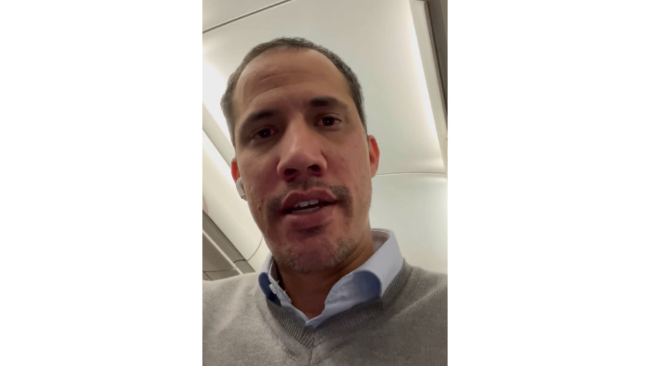 Tras la medianoche de este martes, el líder opositor venezolano Juan Guaidó subió un video a su cuenta de Twitter, montado en el avión que lo llevó de Bogotá a Miami, en el que explica que su viaje se debió a "amenazas directas" del "régimen de Maduro" a él y su familia. Tras la medianoche de este martes, el líder opositor venezolano Juan Guaidó subió un video a su cuenta de Twitter, montado en el avión que lo llevó de Bogotá a Miami, en el que explica que su viaje se debió a "amenazas directas" del "régimen de Maduro" a él y su familia.