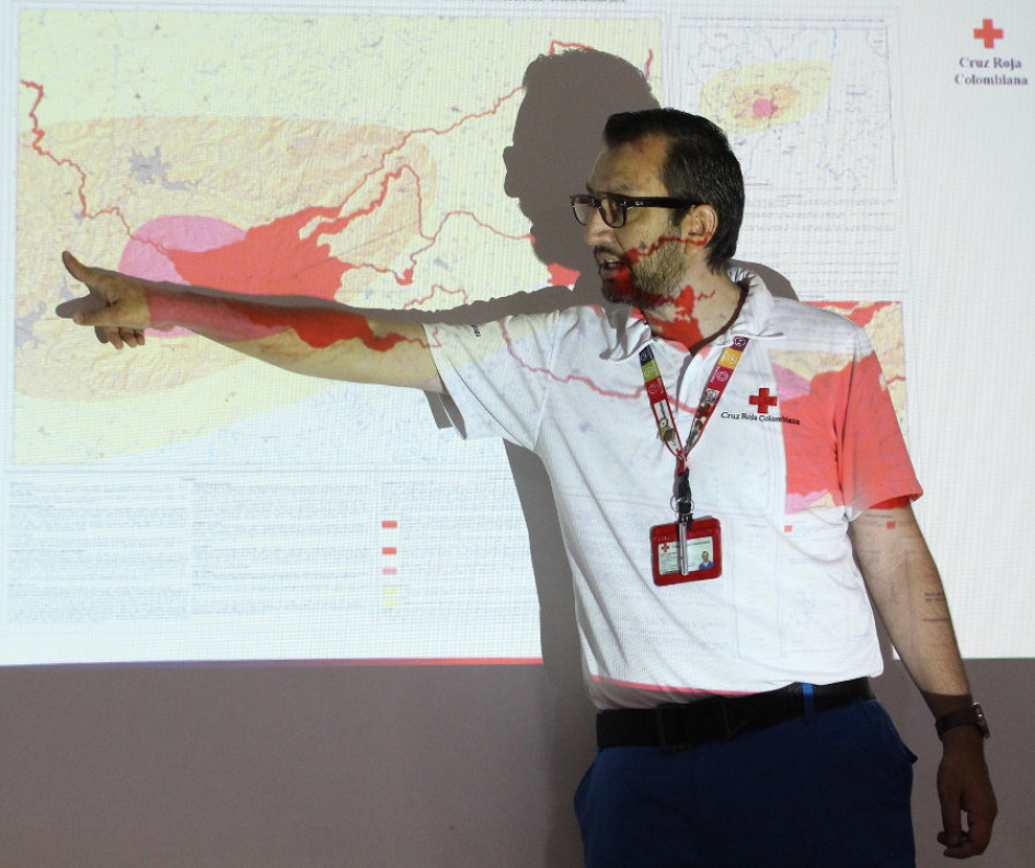 Daniel Fernando Cano Mejía, gestor de conocimiento y reducción del riesgo de la Cruz Roja Colombiana, seccional Caldas, explicando el mapa de amenaza volcánica.