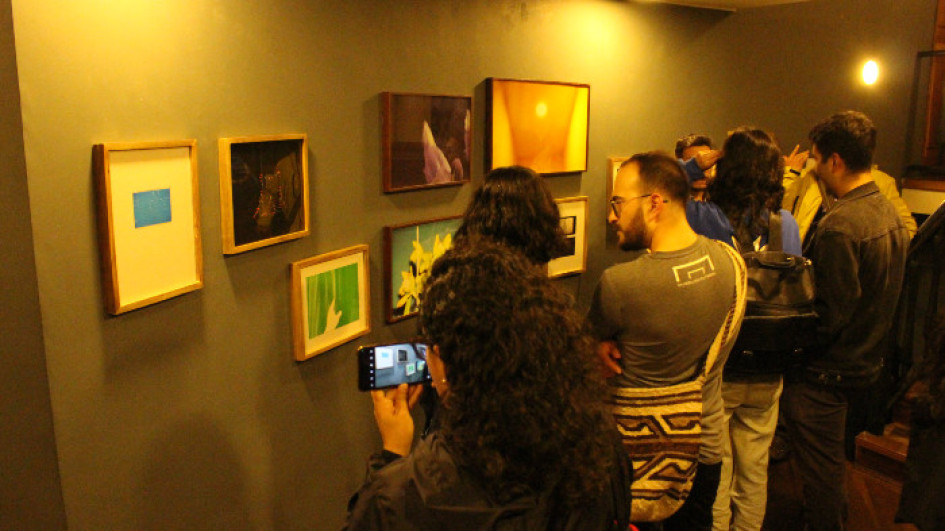 LaJaus abrió sus puertas el pasado miércoles para recibir a los amantes de la fotografía y cercanos a Alejandro Valencia que presenciaron la exposición. LaJaus abrió sus puertas el pasado miércoles para recibir a los amantes de la fotografía y cercanos a Alejandro Valencia que presenciaron la exposición.