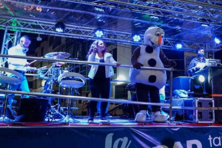 En la imagen aparece una de las caravanas navideñas del 2020 que recorrieron algunos barrios de la ciudad.