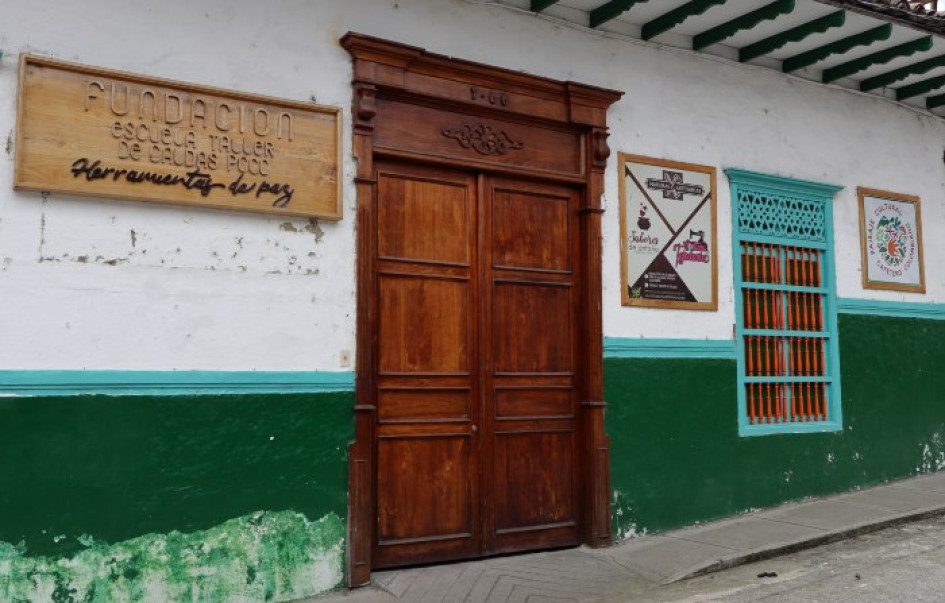 Entrada a la Fundación Escuela Taller de Caldas. Entrada a la Fundación Escuela Taller de Caldas.