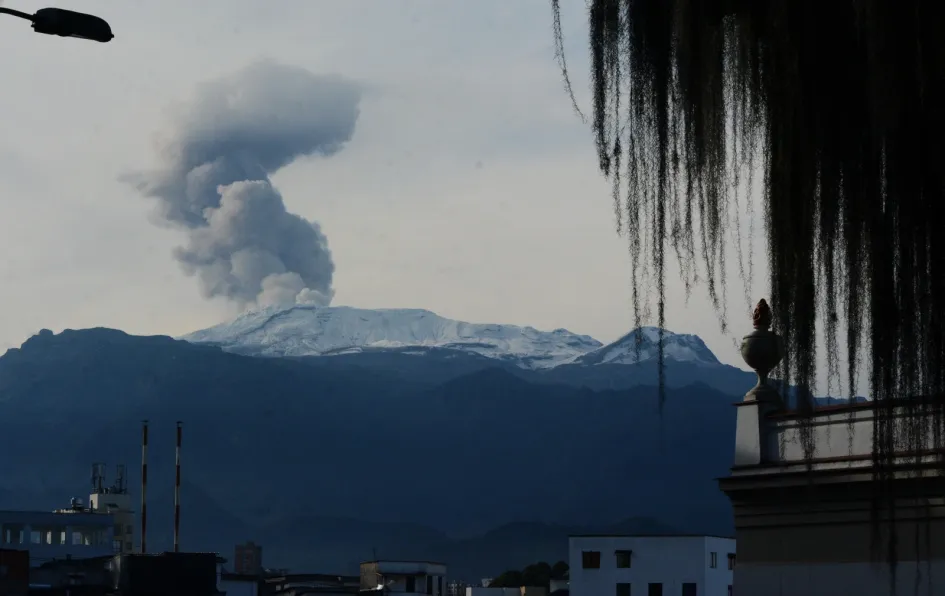 Así se vio la emisión de ceniza este martes desde el sector de cementerio San Esteban en Manizales. Así se vio la emisión de ceniza este martes desde el sector de cementerio San Esteban en Manizales.