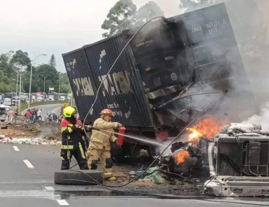 Bomberos apagan el fuego que causó el accidente de tránsito de este jueves en Circasia (Quindío). Bomberos apagan el fuego que causó el accidente de tránsito de este jueves en Circasia (Quindío).