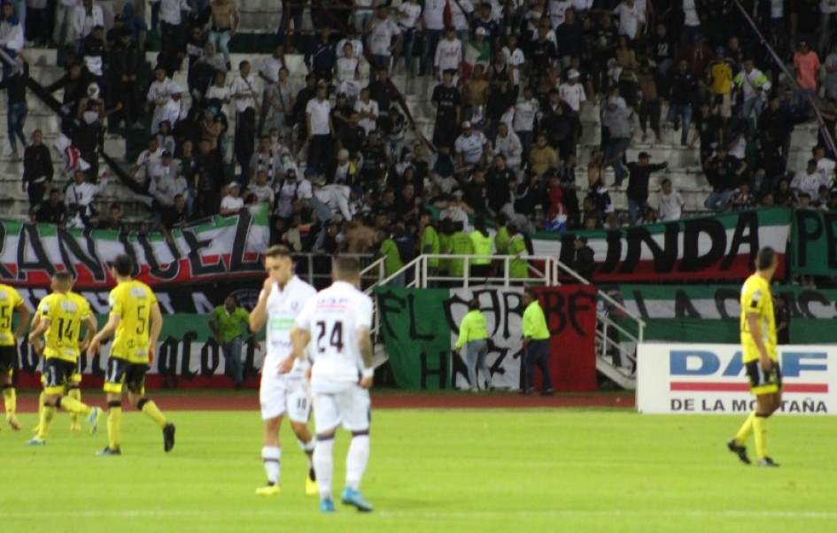 El pasado martes, medio centenar de hinchas ingresaron a la cancha y amenazaron a los jugadores del Once, que perdieron el partido contra Alianza Petrolera. El pasado martes, medio centenar de hinchas ingresaron a la cancha y amenazaron a los jugadores del Once, que perdieron el partido contra Alianza Petrolera.