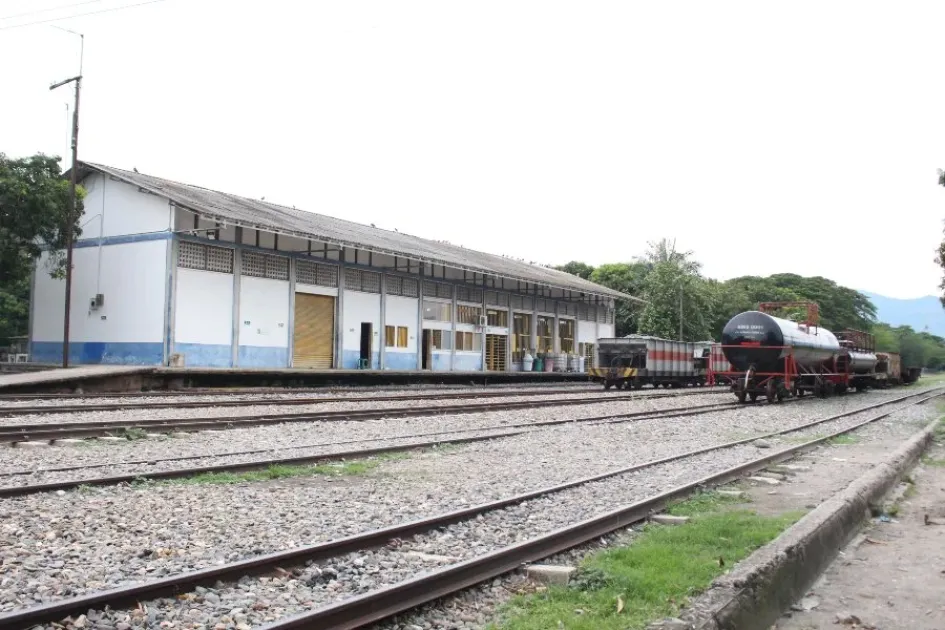 El tren regresó a La Dorada El tren regresó a La Dorada. Por ahora, presta servicios de carga de ida y vuelta a Santa Marta. Se espera que aumente su actividad, incluida la de pasajeros.