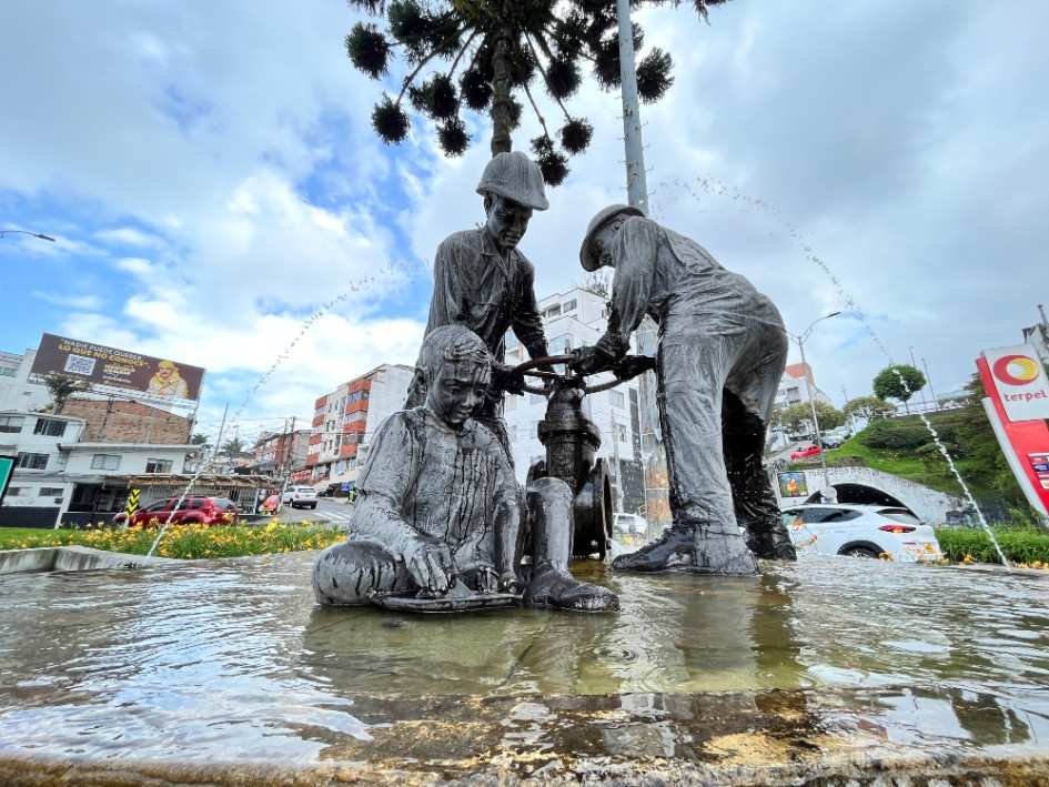 Sobre la avenida Paralela, en la calle 52, está ubicada la fuente con la escultura al Agua y al Trabajador, del artista Álvaro Londoño Villegas. Aguas de Manizales y la Secretaría de Medio Ambiente son las entidades encargadas del mantenimiento de estos espacios en la ciudad. Sobre la avenida Paralela, en la calle 52, está ubicada la fuente con la escultura al Agua y al Trabajador, del artista Álvaro Londoño Villegas. Aguas de Manizales y la Secretaría de Medio Ambiente son las entidades encargadas del mantenimiento de estos espacios en la ciudad.