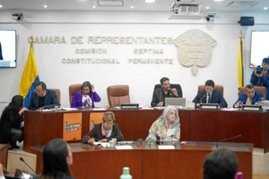 Los ministros de Interior y Salud, Alfonso Prada y Carolina Corcho, durante el debate que finalmente fue suspendido. Los ministros de Interior y Salud, Alfonso Prada y Carolina Corcho, durante el debate que finalmente fue suspendido.