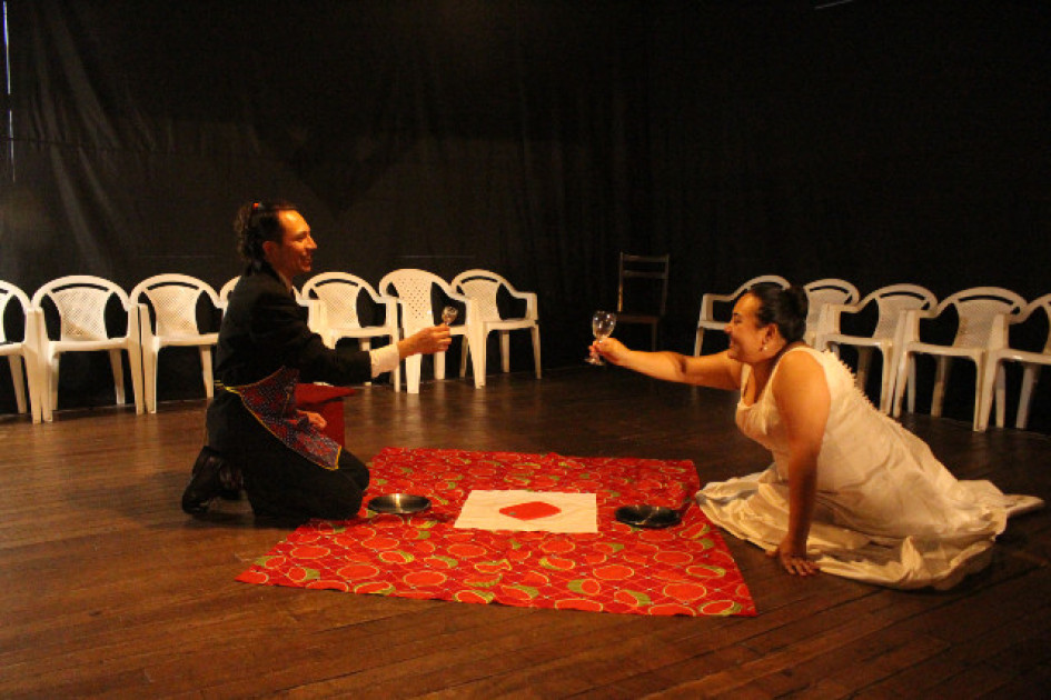 Una de las escenas de la obra, comprtiendo un alimento entre la pareja. Una de las escenas de la obra, comprtiendo un alimento entre la pareja.