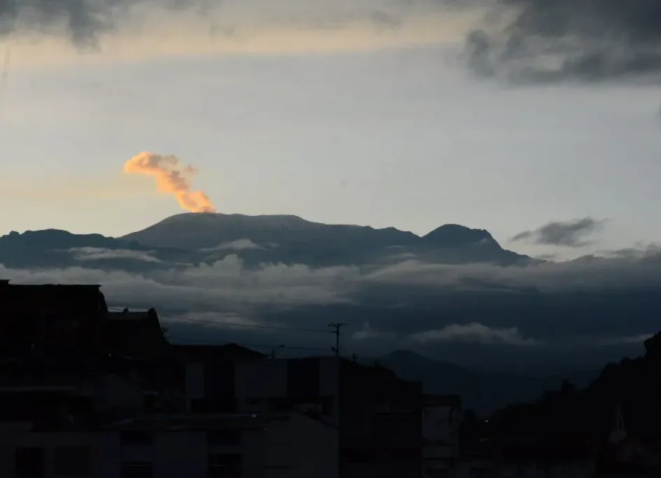 Volcán Nevado del Ruiz La fumarola del Volcán Nevado del Ruiz este lunes, a las 6:00 a.m., vista desde el barrio El Campín de Manizales.